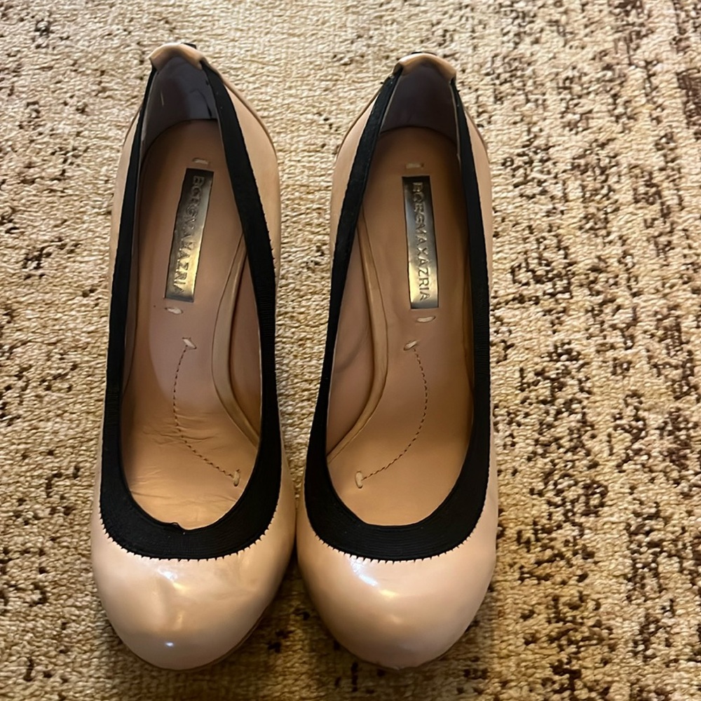 BCBG Maxazria pump